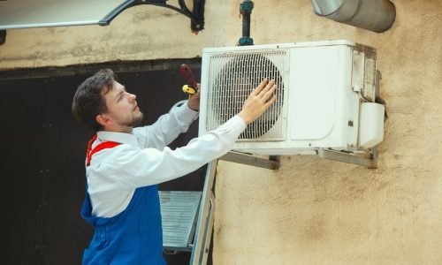 hvac-technician-working-capacitor-part-condensing-unit-male-worker-repairman-uniform-repairing-adjusting-conditioning-system-diagnosing-looking-technical-issues_155003-18256